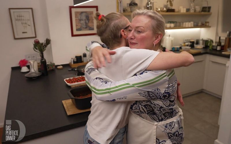 Der Herd streikt - da bekommt Annika eine Umarmung von Elli.