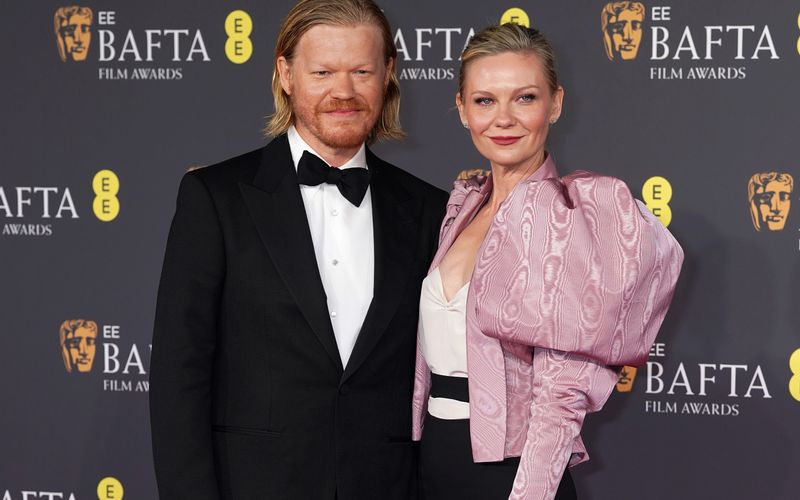 Kirsten Dunst an der Seite von Jesse Plemons bei den BAFTA-Awards - hier noch mit intaktem Outfit.
