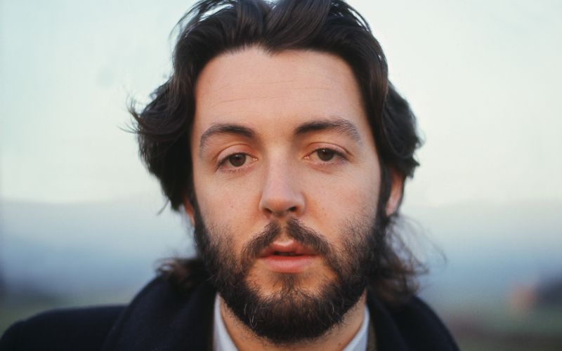 Paul McCartneys Leben und Werk ist untrennbar mit den Beatles verbunden. Doch das Musikgenie schrieb auch als Solo-Künstler Musikgeschichte und war außerdem Frontmann der ebenfalls erfolgreichen Rockband Wings. Diese Post-Beatles-Phase verdichtet die Dokumentation "Paul McCartney: Ein Mann auf der Flucht" zu einem intimen Porträt. Zum Start des Films am 27. Februar auf Amazon Prime werfen wir einen Blick ins private Fotoalbum McCartneys.