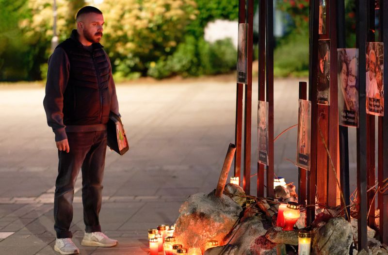 Hamza Kulina (Edin Hasanovic) an der improvisierten Gedenkstätte für die Opfer der Brandkatastrophe im Goliathviertel: Auch er stammt aus dieser Nachbarschaft.