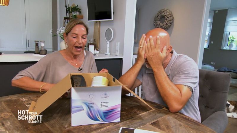 Den "Depilatory Heater" geben Nicole (l.) und Detlef Steves (r.) lieber an Matthias Mangiapane weiter.