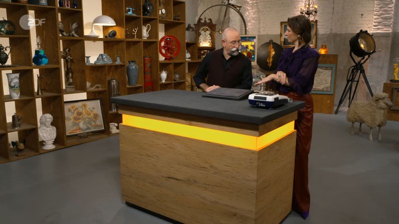 "Es macht einen langen Finger", kommentierte Horst Lichter, als Wendela Horz einen Ring anprobierte. "Äh, danke", war diese etwas irritiert. Der Moderator erkannte den Fauxpas: "Ich meine, du hast wunderbare lange Finger, aber es macht einen noch längeren Finger."