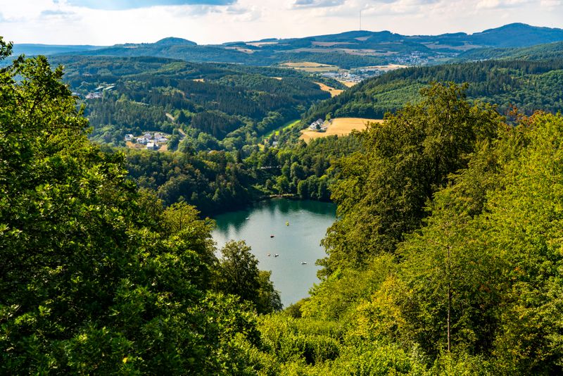 Der Wanderweg HeimatSpur MaareGlück verbindet die eindrucksvollsten Maare der Vulkaneifel.