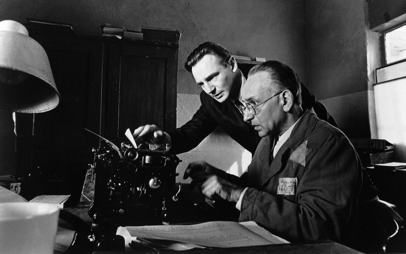 Gemeinsam mit seinem Buchhändler Stern (Ben Kingsley, rechts) will Oskar Schindler (Liam Neeson) das Leben der Juden retten. 