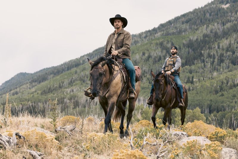 Kayce Dutton (Luke Grimes, links) und Calvin (Logan Marshall-Green) jagen Gangster in Montana.