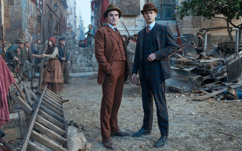 In "Young Sherlock" ermitteln James Moriarty (Dónal Finn, links) und Sherlock Holmes (Hero Fiennes) noch Seite an Seite.