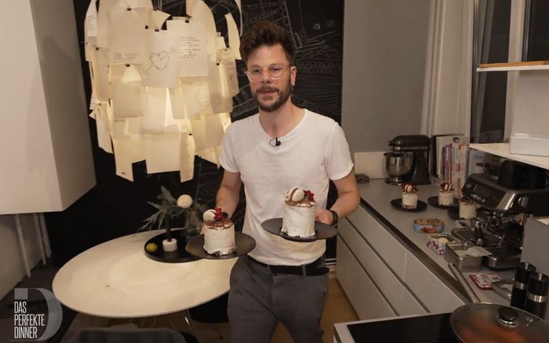 Stefan transportiert seinen Dessert-Himmel zu den Gästen.