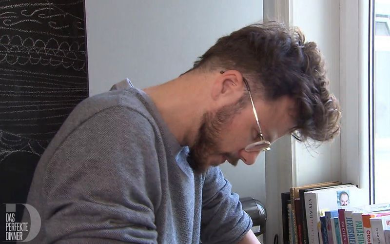 Stefan vertieft sich in sein Menü.