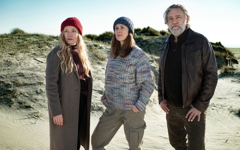 Auch im vierten Fall wird Kommissarin Frida Olsen (Katharina Heyer, links) aus Esbjerg hinzugezogen, als es einen weiteren Mord in der Nähe von Ribe gibt. Gemeinsam mit den örtlichen Polizisten Ida Sörensen (Marlene Morreis) und Magnus Vinter (Nicki von Tempelhoff) übernimmt sie die Ermittlungen.