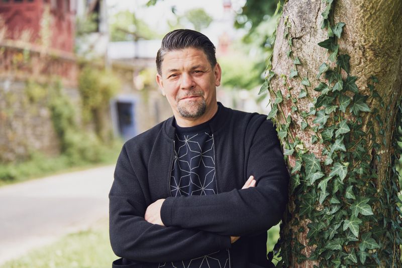 Üblicherweise kennen viele TV-Fans Tim Mälzer vor allem als Fernsehkoch. Doch er setzt sich gern auch für Sozialprojekte ein.