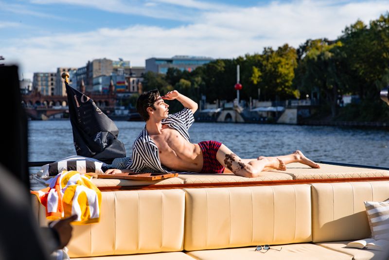 Zum ersten Mal zeigt Alexavius sein Muttermal öffentlich, das er sonst immer versteckt.