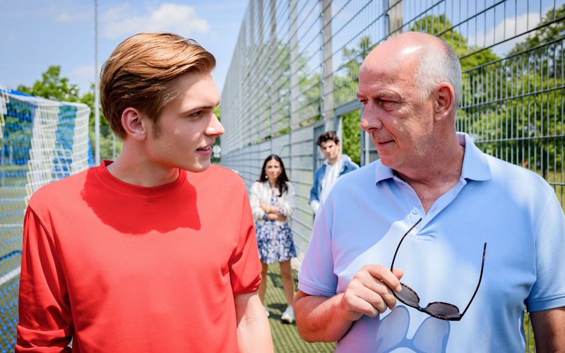 Mario Basler, rechts, mit Aurel Klug, spielt eine Gastrolle in der ARD-Telenovela "Sturm der Liebe".