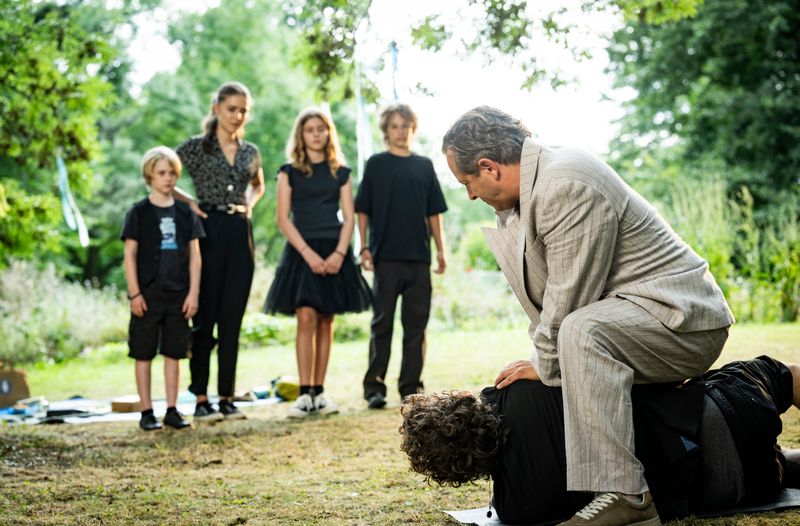 Die Kinder Nano (Michel Koch, von links), Toni (Lola Höller), Fritte (Emily Kaiser) und Fabi (Noél Gabriel Kipp) müssen mit ansehen, wie sich die Väter Tristan (Trystan Pütter, rechts) und Mo (Timur Isik) prügeln.