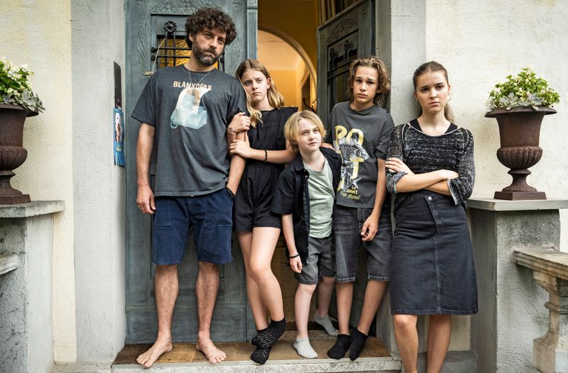 Mo (Timur Işık, von links) wohnt gemeinsam mit den Kindern Fritte (Emily Kaiser), Nano (Michel Koch), Fabi (Noél Gabriel Kipp) und Toni (Lola Höller) in einem Haus. Nun soll auch Tristan einziehen.