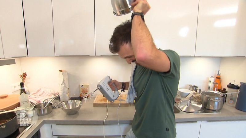 Immer für einen Gag zu haben: Lukas (32) nutzt eine Schüssel als Hut