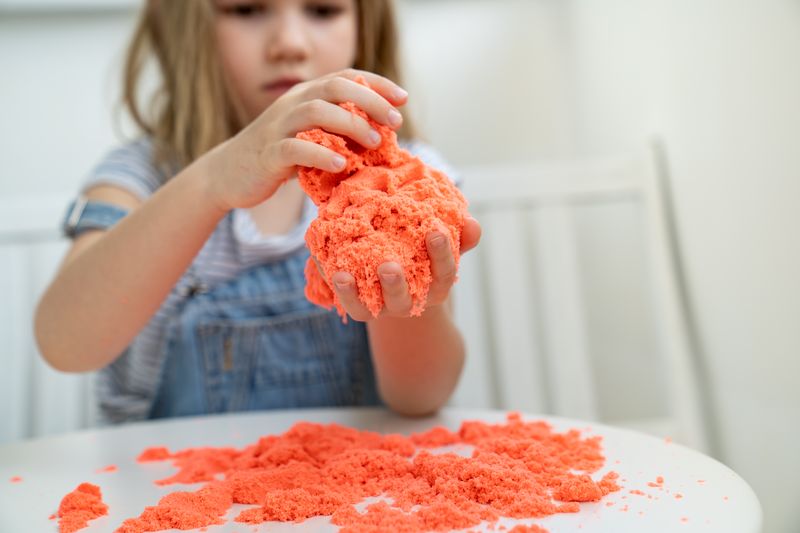 Immer mehr Produkte für Kinder werden zurückgerufen, weil im verwendeten Sand Asbest stecken könnte.