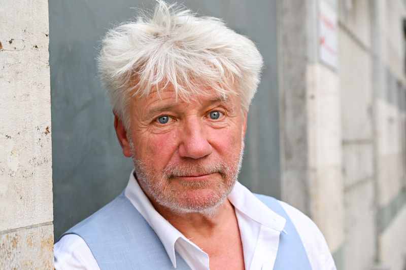 Jörg Schüttauf ist seit Jahrzehnten ein gern gesehener Schauspieler in Film und Fernsehen. Im Interview zum neuen ZDF-Thriller "Im Schatten der Angst - Der Skorpion" spricht er über vergangene Rollen, seine Jugend in der ehemaligen DDR oder auch über sein Dasein als Inliner fahrender Opa.