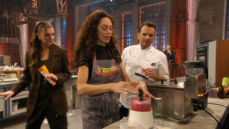 Erfolgreiche Chaos-Queen: Obwohl in ihrer Küche Ausnahmezustand herrschte, schlug Lilly Becker (Mitte) Steffen Henssler in der Nachspeise - da staunte auch Laura Wontorra nicht schlecht.