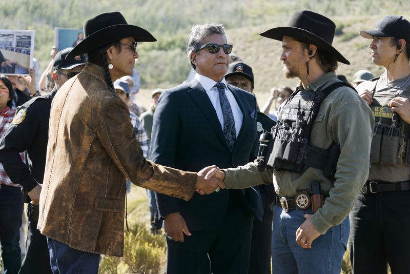 Kayce Dutton (Luke Grimes, rechts) trifft bei einer Veranstaltung Mo (Mo Brings Plenty, links) und Thomas Rainwater (Gil Birmingham) wieder.
