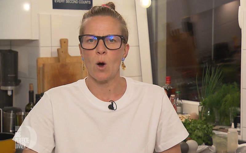 Elli (45) liebt Sprüche-Poster an ihren Wänden.