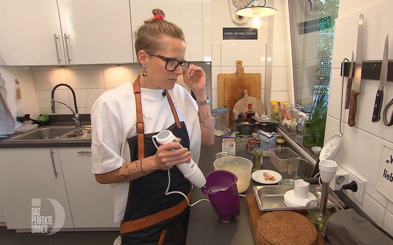 Elli (45) mag es bunt und wild: "In meinem Kopf ist immer Jahrmarkt."