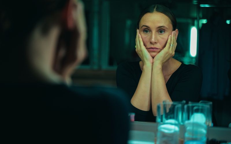 In ihrem Buch "Eine bessere Welt - Utopische Gedanken zur Klimakrise" fordert die Geologin Elena (Peri Baumeister) unter anderem ein CO2-Budget für jeden Einzelnen von uns. Ihre Thesen polarisieren und rufen einen Shitstorm hervor.