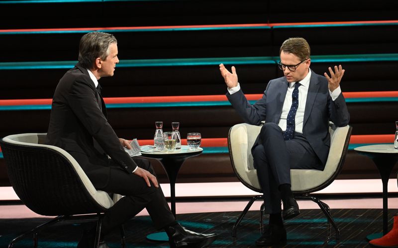 Markus Lanz (links) war sichtlich überrascht von Carsten Linnemanns Äußerungen zu möglichen Steuererhöhungen.