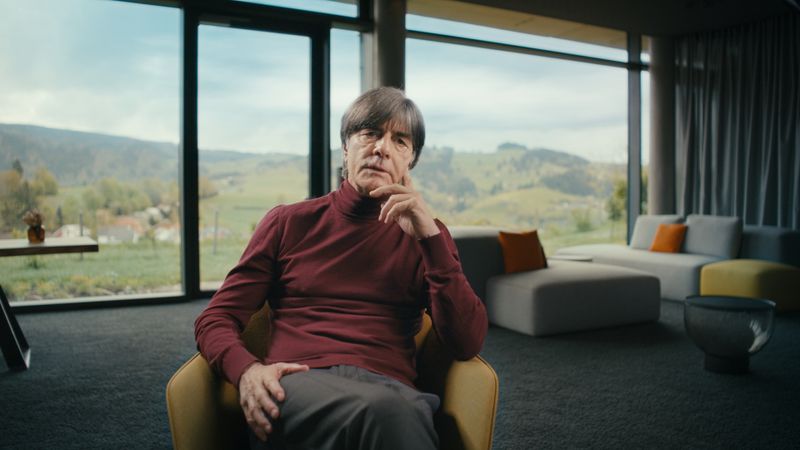 "Wären sie 2014 ohne Mesut Özil Weltmeister geworden?", wird der ehemalige Bundestrainer Jogi Löw in der Doku gefragt. "Wahrscheinlich nicht ...", lautet die klare und kurze Antwort.
