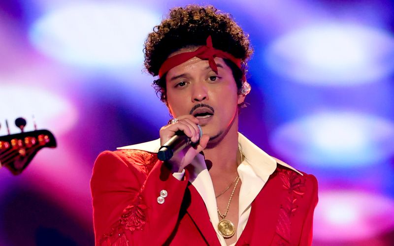 Bruno Mars, der jetzt mit "The Romantic" nach zehn Jahren wieder ein Soloalbum veröffentlicht, ist einer der erfolgreichsten Popstars der Gegenwart. Vor allem in Zeiten, in denen Erfolg nicht mehr nur klassisch an Verkaufszahlen physischer Tonträger, sondern auch an Streamingabrufen gemessen wird. Die Galerie zeigt, welche Musikstars bei Spotify am häufigsten gehört wurden ...