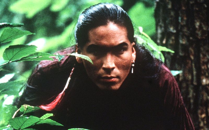 Uncas (Eric Schweig) weiß um die Gefahren des Waldes.