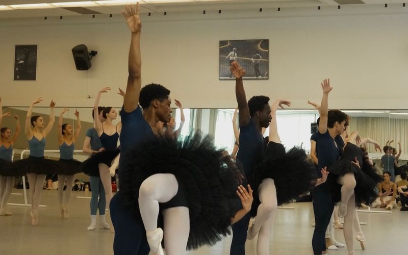 Was auf der Bühne beinahe mühelos wirkt, ist das Ergebnis jahrelanger Disziplin und innerer Entschlossenheit.