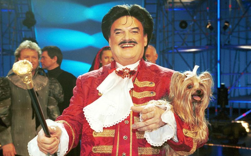 Auch auf der ESC-Bühne durfte Yorkshire-Terrier-Hündin Daisy nicht fehlen: Modeschöpfer Rudolph Moshammer trat 2001 beim deutschen Vorentschied an.