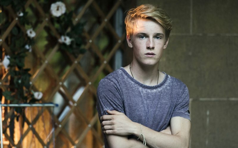 Suchen, finden, ringen um sich selbst? Phil (Louis Hofmann) hat mit dem Erwachsenwerden allerhand zu tun. Zwischen seinen Liebsten sucht der 17-Jährige nach der "Mitte der Welt". 