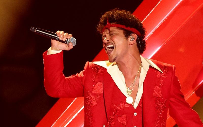 Bruno Mars erfindet den Schmusepop mit "The Romantic" nicht neu, aber so sexy wie der Hawaiianer spielte ihn in den letzten Jahren kein anderer Mainstream-Künstler.