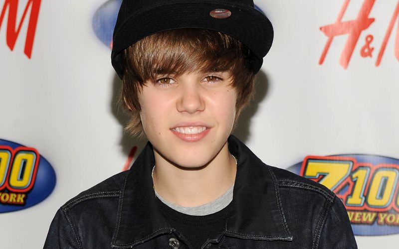 Heute schwimmt er im Luxus, er kennt es aber auch anders: Justin Bieber lebte bei seiner alleinerziehenden Mutter in Stratford in Ontario unter der Armutsgrenze. Den Lebensstandard von damals beschreibt er heute als "schmutzig". Ungern erinnert er sich an die Ausziehcouch, die ihm als Bett diente.  