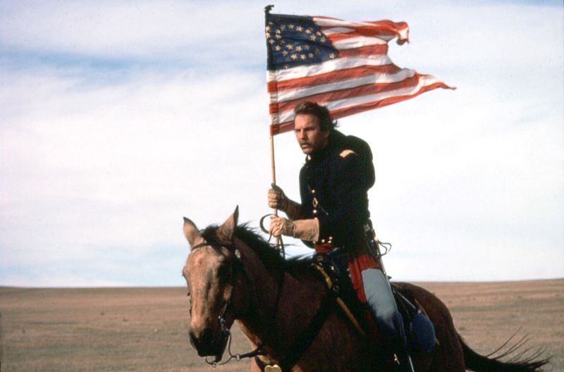 Leutnant John Dunbar (Kevin Costner) lässt sich als hochdekorierter Offizier der Nordstaatenarmee in den Westen versetzen - an jene Zivilisationsgrenze, über die hinaus noch nie ein Weißer seinen Fuß setzte. 