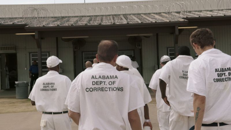 "The Alabama Solution - Die Hölle hinter Gittern" liefert einen ungeschönten Blick hinter die Kulissen des US-Justizsystems.