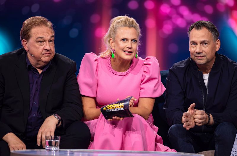 Zu Gast bei Barbara Schöneberger ist diesmal auch Bestsellerautor Sebastian Fitzek (rechts), der gemeinsam mit dem "Verstehen Sie Spaß?"-Team Satiriker Oliver Kalkofe aufs Korn nahm.