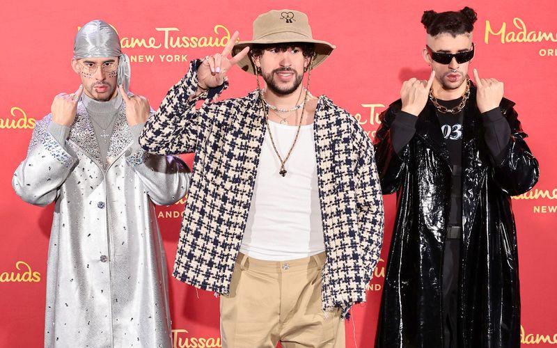 Zu Beginn gleich ein besonderes Rätsel: Auf dem Bild ist Superstar Bad Bunny gleich mit zwei ziemlich gelungenen Wachsdoubles zu sehen. Der echte Benito Antonio Martínez Ocasio, so der richtige Name des Sängers und Rappers aus Puerto Rico, steht natürlich siegesgewiss in der Mitte.