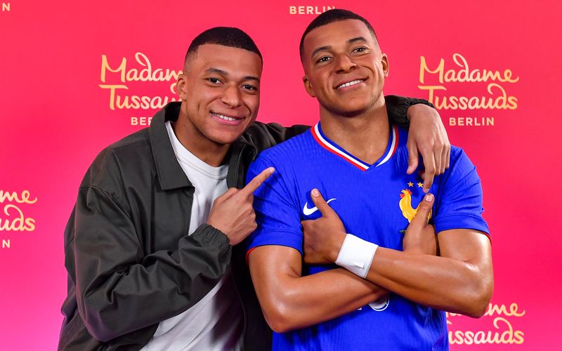 Er ist tatsächlich gut getroffen: Fußball-Star Kylian Mbappe (links) zeigte sich bei der Enthüllung seiner Wachsfigur offensichtlich stolz. Der französische Nationalspeiler hatte Glück: Denn viele Promis mussten schon wirklich missratene Doubles von sich erdulden. In unserer Galerie können Sie mitraten: Wer ist hier wer - und neben einem gruseligen oder gelungenen Doppelgänger zu sehen?