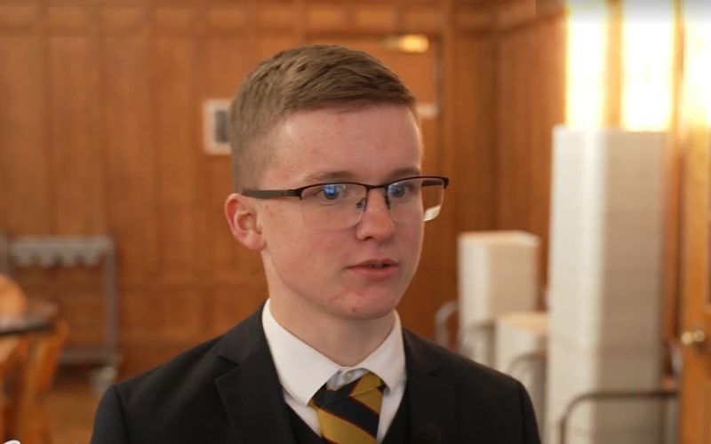 Lucas lebt sich nur langsam in England ein. 