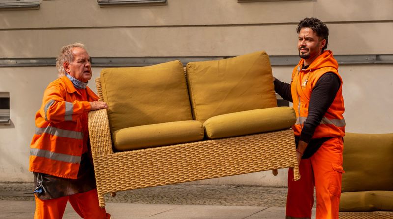 Weil in ganz Berlin illegal Sperrmüll abgestellt wird, müssen Werner (Uwe Ochsenknecht, links),  Tarik (Aram Arami) und ihre Kollegen Sonderschichten fahren. 