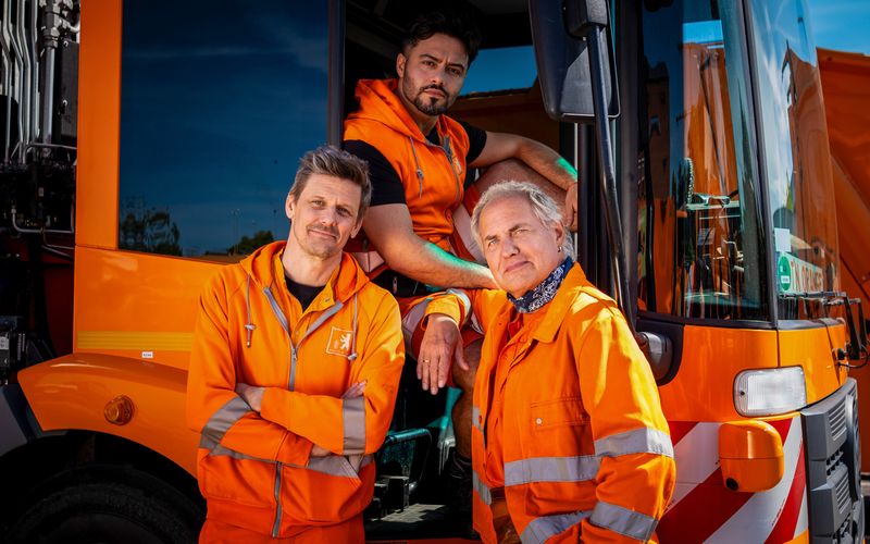 "Die Drei von der Müllabfuhr" haben auch im 14. Film der Reihe alle Hände voll zu tun. Diesmal jagen Motte (Marc Oliver Schulze, links), Tarik (Aram Arami, Mitte) und Käptn Werner Träsch (Uwe Ochsenknecht) zwei falsche Müllmänner. 