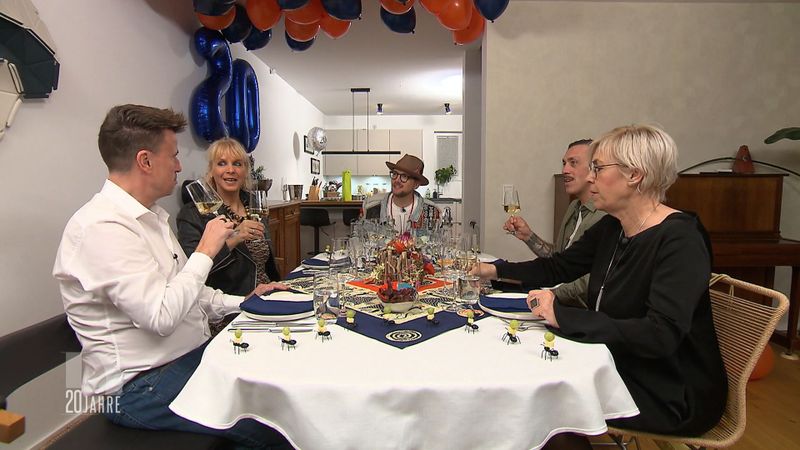 Eik, Gunni, Ees, Moritz und Katrin (von links) erzählen sich erst einmal von ihren früheren "Dinner"-Teilnahmen.
