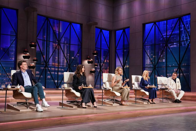 Angespannte Gesichter auf der Löwen-Bank: Man kann einfach gut nachempfinden, wie schmerzhaft es sein kann, sich Nasenhaare ausrupfen zu lassen.