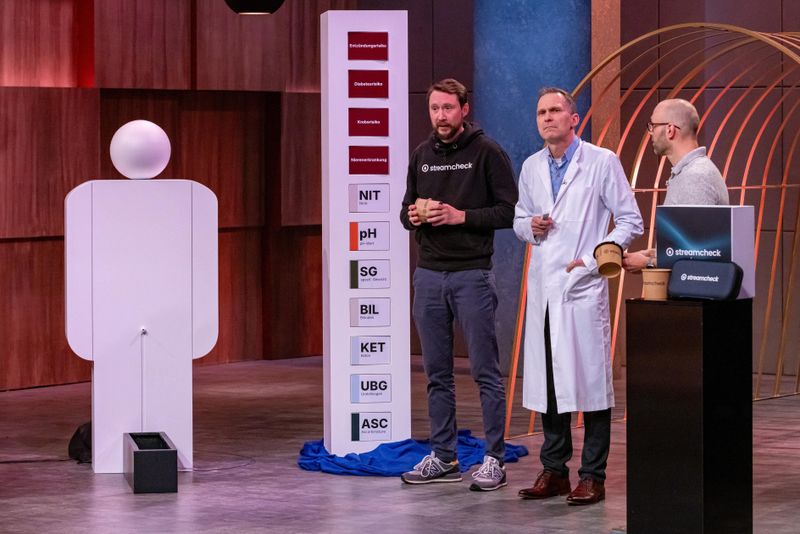 Ein Pappkamerad, der eine klare Sprache spricht: Das Gründertrio von "Streamcheck" möchte erreichen, dass mehr Männer zu Hause ihren Urinfluss kontrollieren.