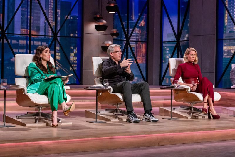 Es ist ein ernstes Thema, dass so viele Männer regelmäßige Besuche beim Urologen scheuen. Doch kann das wirklich durch einen (teuren) Selbsttest zu Hause geändert werden? Judith Williams (links), Frank Thelen und Janna Ensthaler sind skeptisch.