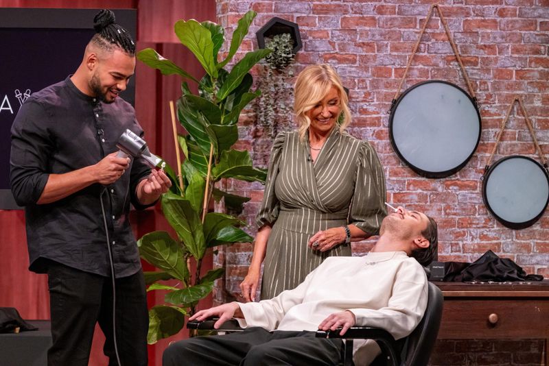 Gründer Sam (links) führt vor, wie seine "Smartwaxx"-Sticks mit angewärmten Bienwachs in die Nasenlöcher eingesetzt werden. Dagmar Wöhrl schaut interessiert zu.