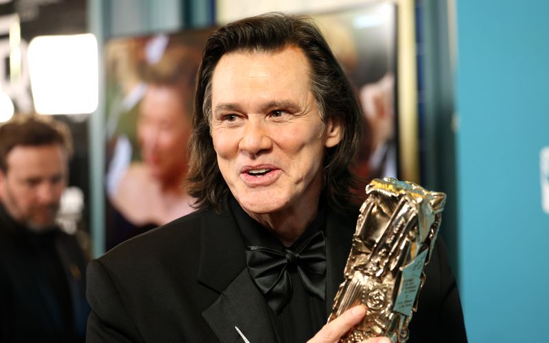 Ist das Jim Carrey oder ist das ein Doppelgänger des Hollywood-Stars? Der Auftritt des Schauspielers bei der César-Verleihung hat für wilde Spekulationen gesorgt.