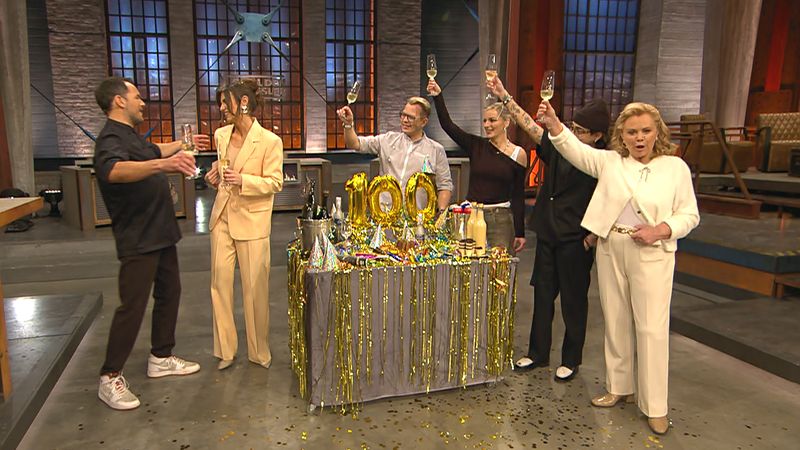 "Stößchen!" Zu Beginn von "Grill den Henssler" (VOX) überraschte Gastgeber Steffen Henssler Moderatorin Laura Wontorra. Zu Ehren ihrer 100. Sendung gibt's einen Geschenkewagen "voll mit deinen Grundnahrungsmitteln: Prosecco, Dosenbier, Eierlikör".